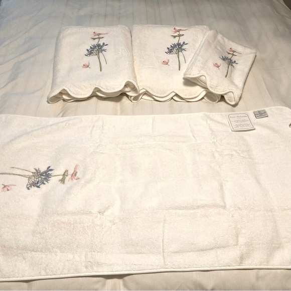 Yves Delores Paris Towel Set White w/Embroidered Floral Pattern Scalloped Edges - Picture 3 of 6